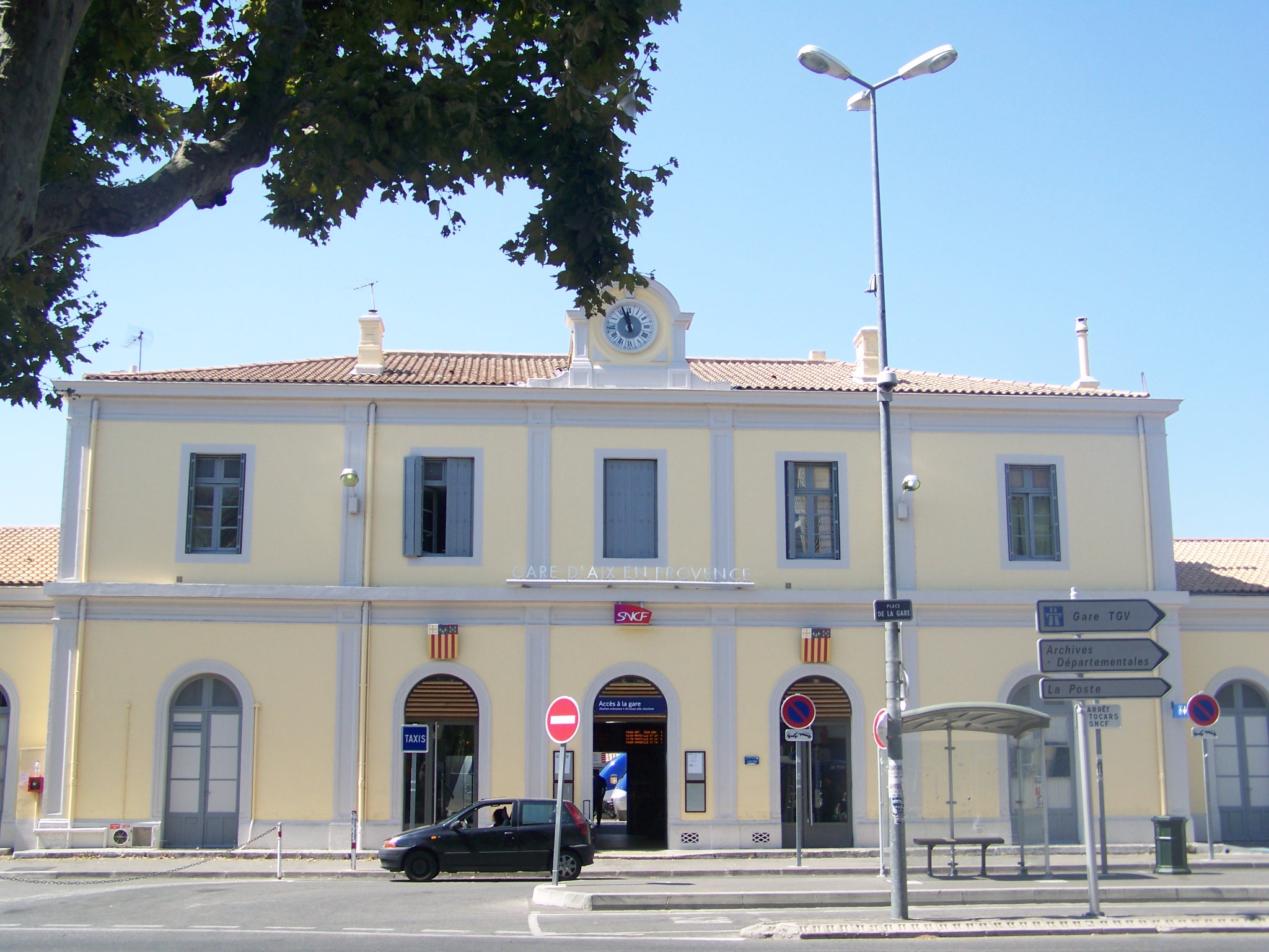 Gare_d'AixenProvence__Bâtiment_1  Taxi St Julien